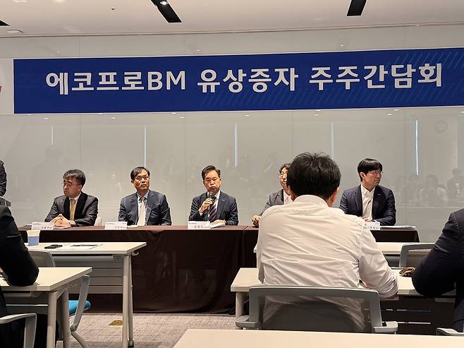 주주간담회에서 질의응답 중인 에코프로비엠 주요 경영진들 (서울=연합뉴스) 강태우 기자 = 에코프로비엠 주요 경영진들이 16일 오후 서울 여의도 NH투자증권에서 열린 '유상증자 주주간담회'에서 질문에 답하고 있다. 2026.7.16 burning@yna.co.kr