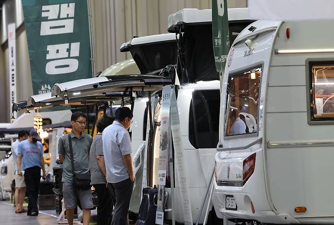 지난 3일 경기도 고양시 킨텍스에서 열린 2026년 제5회 킨텍스 캠핑페스타에서 관람객들이 부스를 둘러보고 있다. /뉴스1