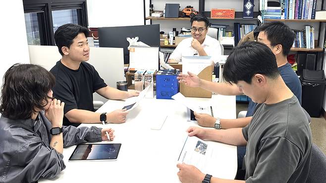 15일 경기 화성시 양감면 송산리 ㈜럼플리어 연구소에서 임직원이 아이디어 회의를 하고 있다. 럼플리어 제공