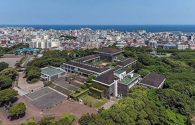 전국 최초의 도립박물관이자, 제주도 최초의 공립박물관으로 제주 지역성이 잘 표현된 건축적 가치기 높은 제주특별자치도 민속자연사박물관 전경. 박물관은 오는 8월 4일부터 7일까지 11~13세 어린이 20명을 대상으로 블록코딩과 음성인식·합성, 사물인터넷 센서 활용 등을 배우는 AI 미래인재 양성 프로그램을 운영한다. /사진=제주특별자치도 제공