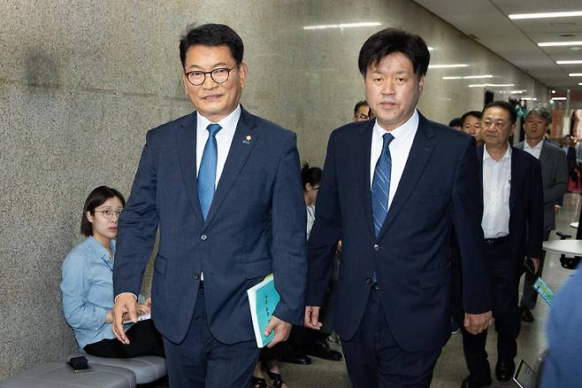 더불어민주당 8·17 전당대회에서 당대표에 출마하려다 피선거권 자격 논란에 휩싸인 송영길 의원과 최고위원 출마자 김용 전 민주연구원 부원장이 17일 서울 여의도 국회에서 열린 비공개 최고위원회의에 참석하고 있다. 뉴스1