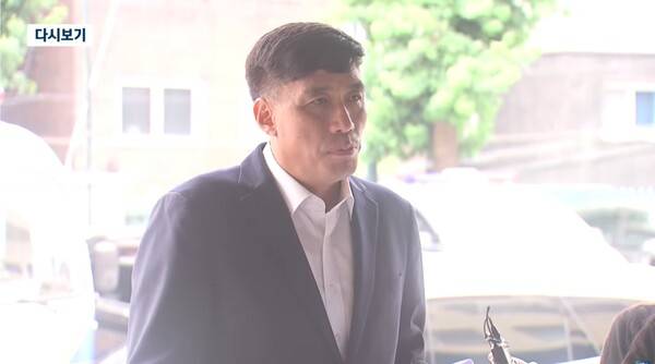 ▲김영수 국방권익연구소장이 2026년 7월16일 안규백 국방부 장관 허위증언 고발 사건 관련 고발인 조사차 용산경찰서에 출석하며 기자회견을 하고 있다. 사진=JTBC 영상 갈무리