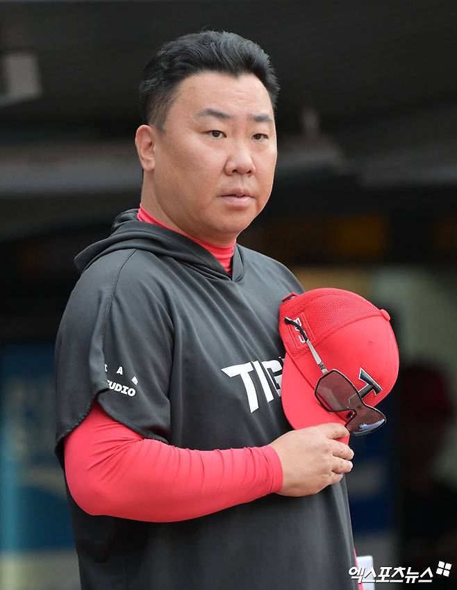 16일 오후 인천SSG랜더스필드에서 열린 '2026 신한 SOL Bank KBO리그' KIA 타이거즈와 SSG 랜더스의 경기, KIA 이범호 감독이 SSG 더그아웃을 바라보고 있다. 인천, 김한준 기자