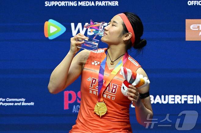 여자 단식 세계 랭킹 1위 안세영이 31일(현지시간) 싱가포르에서 열린 2026 세계배드민턴연맹(BWF) 월드투어 슈퍼 750 싱가포르 오픈 결승전 일본 야마구치 아카네와의 경기에서 우승한 뒤 우승컵을 들고 세리머니를 하고 있다. ⓒ AFP=뉴스1