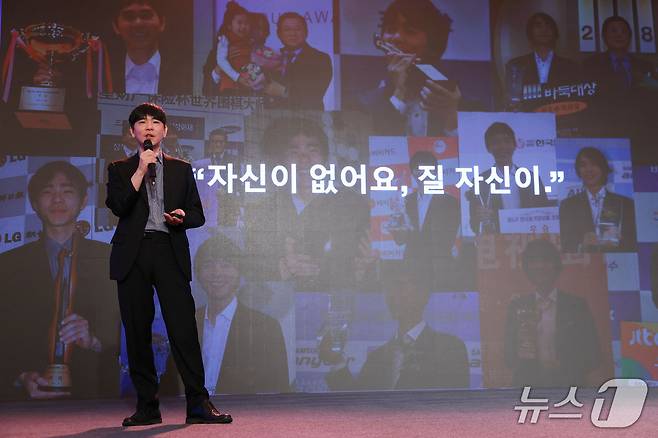 이세돌 울산과학기술원 특임교수가 16일 제주도 롯데호텔에서 열린 ‘2026 한경협 경영자 제주하계포럼’에 참석해 'AI 시대, 살아남는 기업들의 공통점은 바로 ‘리더’'를 주제로 강연하고 있다. (한경협 제공)