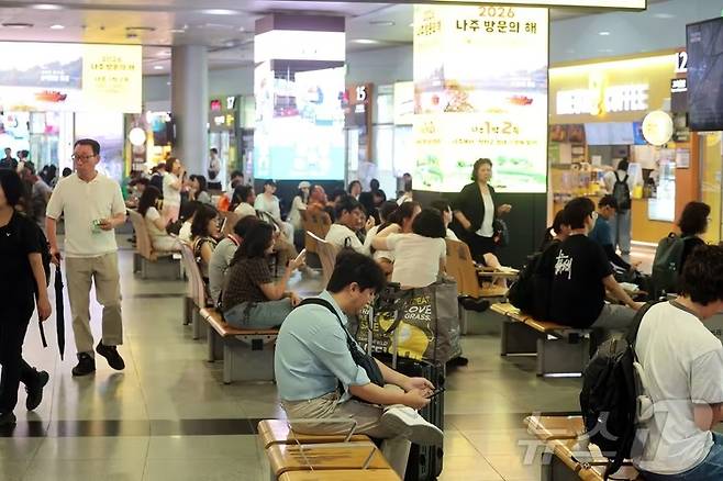 18일 오후 전남광주통합특별시 서구 광천동 광주종합버스터미널에서 시민들이 연휴를 맞아 여행을 가기 위해 대기하고 있다. 2026.7.18 ⓒ 뉴스1 조수민 기자