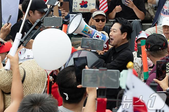 17일 장동혁 국민의힘 대표가 6·3 지방선거 이후 한 달 넘게 개표소 봉쇄 시위가 계속되고 있는 서울 송파구 올림픽공원 핸드볼경기장 앞 시위 현장을 찾아 확성기를 통해 발언하고 있다. 2026.7.17 ⓒ 뉴스1 안은나 기자