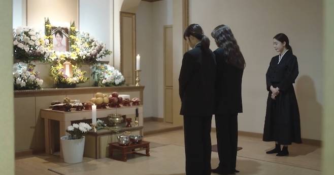 드라마 ‘술꾼도시여자들’에서 외동딸인 주인공이 상주가 돼 조문객을 맞는 모습. /tvN