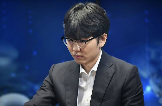 19일 신진서 9단과 '카타고'와의 2점 접바둑 2국 대국 장면. 사진 한국기원