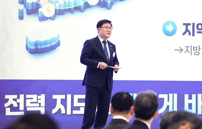 김성환 기후에너지환경부 장관이 지난달 29일 청와대에서 열린 ‘대한민국 대도약 3대 메가프로젝트 국민보고회’에서 전력·용수 공급방안을 발표하고 있다. 청와대사진기자단