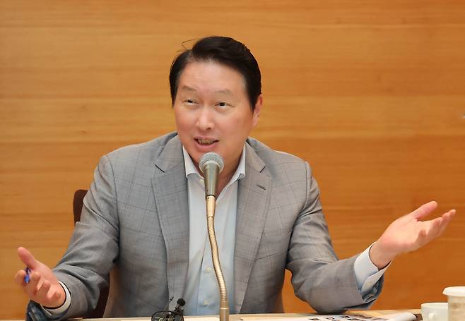 Chey Tae-won, chairman of SK Group and the Korea Chamber of Commerce and Industry, answers questions at a press briefing during the chamber's Jeju Forum on July 15 at The Shilla Jeju in Seogwipo, Jeju. KOREA CHAMBER OF COMMERCE AND INDUSTRY