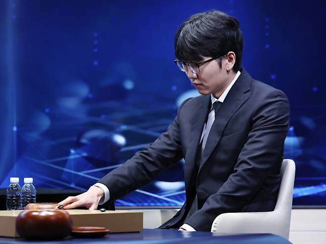 바둑 세계랭킹 1위 신진서 9단이 17일 오전 서울 중구 한국경제TV 스튜디오에서 열린 ‘쎈수학·한경 기신전(棋神戰)’ 인공지능(AI) 프로그램 카타고(KataGo)와의 두 점 접바둑 3번기 첫 대국을 펼치고 있다. 뉴스1