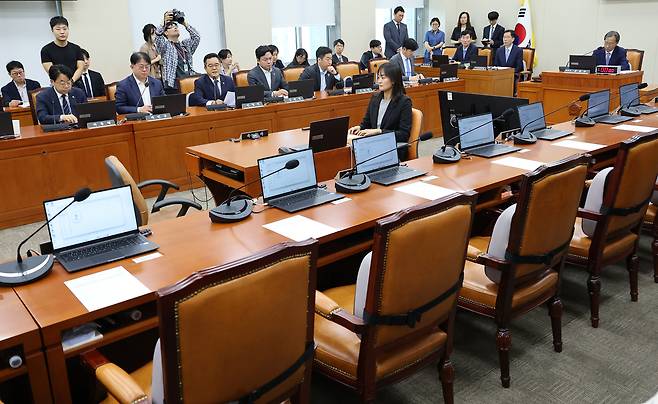 6일 국회에서 열린 정무위원회 제1차 전체회의에 국민의힘 소속 위원들이 불참해 자리가 비어 있다. 2026.7.6 연합뉴스