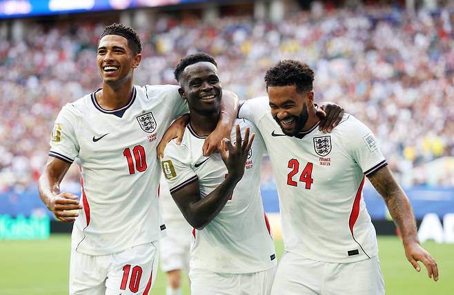축구 - 2026 FIFA 월드컵 - 동메달 결정전 - 프랑스 대 잉글랜드 - 미국 플로리다주 마이애미 가든스 마이애미 스타디움 - 2026년 7월 19일. 잉글랜드의 부카요 사카가 주드 벨링엄, 리스 제임스와 함께 해트트릭을 완성하는 다섯 번째 골을 넣고 기뻐하고 있다. 로이터연합뉴스