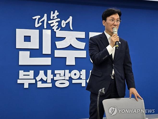 부산 권리당원 간담회 발언하는 김민석 (부산=연합뉴스) 이영재 기자 = 더불어민주당 당권주자인 김민석 전 국무총리가 19일 오후 민주당 부산시당에서 열린 부산 권리당원 간담회에서 발언하고 있다. 2026.7.19 ljglory@yna.co.kr