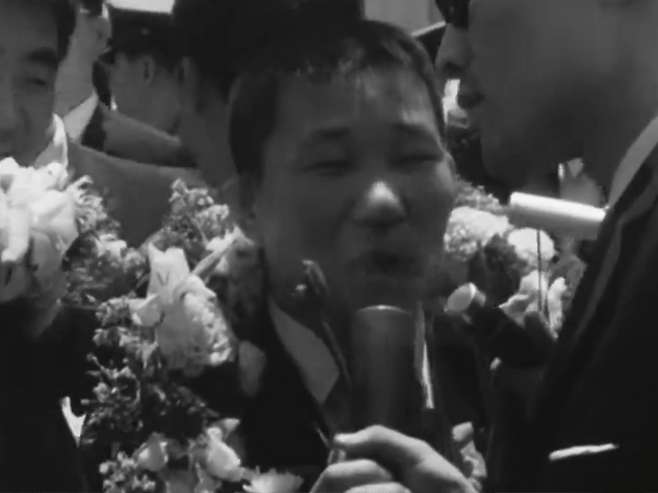 장창선 선수가 1966년 미국 톨레도 세계레슬링선수권대회에서 플라이급 정상에 등극, 귀국해 인터뷰를 진행하는 모습. 사진=유튜브 채널 'KTV 아카이브' 대한뉴스 제578호 영상 캡처