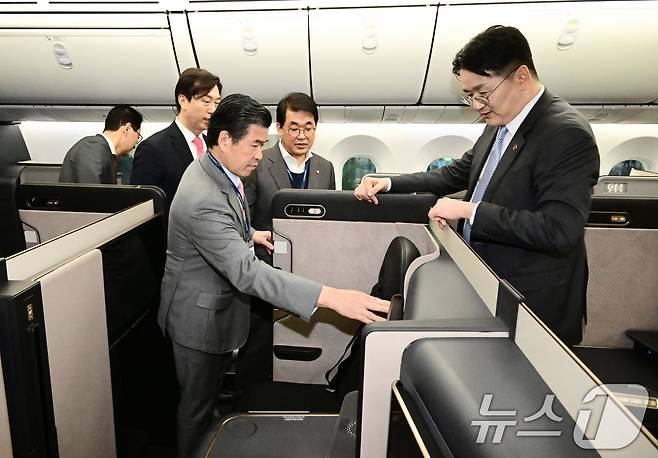 조원태 한진그룹 회장(오른쪽)과 제임스 김 주한미국상공회의소 회장(왼쪽 세 번째) 등이 지난해 3월 서울 강서구 대한항공 본사 격납고에서 열린 '라이징 나이트(Rising Night)' 행사에서 새 기업이미지(CI)를 입힌 보잉 787-10 항공기 내부를 살펴보고 있다. 2025.3.11 ⓒ 뉴스1 공항사진기자단