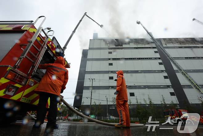 20일 인천 서해구 석남동 쿠팡32물류센터에서 화재가 발생해 소방당국이 진압을 하고 있다. 지난 18일 오전 6시 54분쯤 발생한 화재는 50시간 넘게 꺼지지 않고 있다. 2026.7.20 ⓒ 뉴스1 김진환 기자