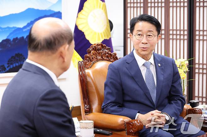 조정식 국회의장이 20일 서울 여의도 국회에서 송두환 10·29 이태원참사 진상규명과 재발방지를 위한 특별조사위원회 위원장을 접견하고 있다. 2026.7.20 ⓒ 뉴스1 신웅수 기자
