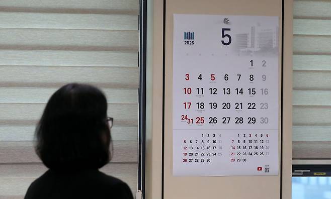 광주지검 형사3부장 김진희 검사가 자기 방에 붙여놓은 ‘5월 달력’을 바라보고 있다. 그는 사진 촬영을 고사했다. “참혹하게 희생된 채원이와 그로 인해 일상이 무너진 가족을 위해 재판에만 전념하고 싶다”고 했다. /김영근 기자