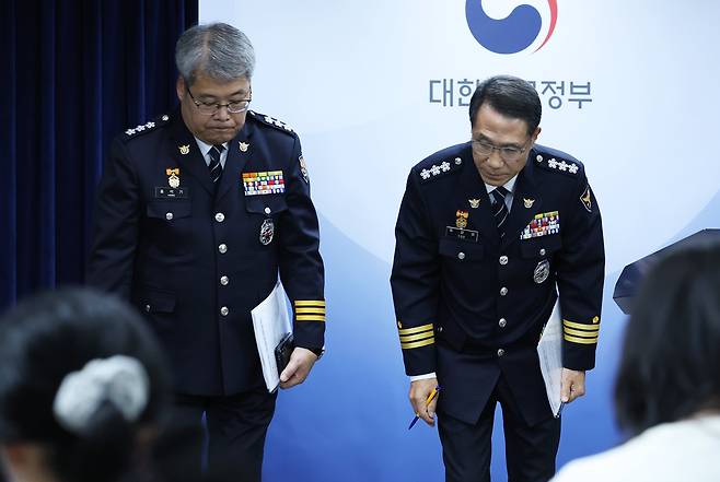 유재성 경찰청장 직무대행(오른쪽)과 홍석기 국가수사본부장이 7월 16일 정부서울청사에서 경찰 수사 내부비리 근절 및 민주적 통제 강화 방안과 관련한 브리핑을 마친 후 고개 숙여 인사하고 있다. /뉴스1
