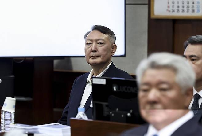 윤석열 전 대통령이 26일 서울 서초구 서울중앙지법에서 열린 특수공무집행방해, 직권남용 권리행사 방해 혐의 재판에 출석해 있다. 사진=뉴시스