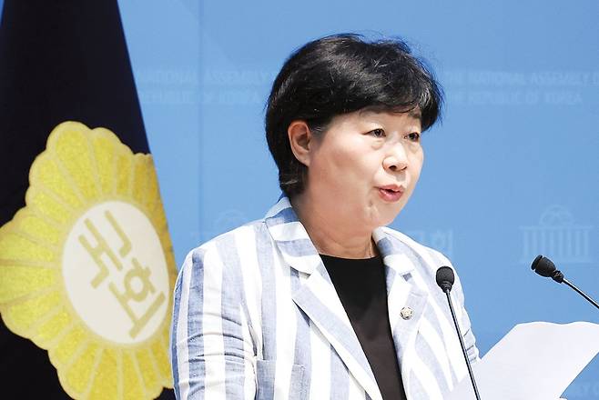 국회 법제사법위원장인 서영교 더불어민주당 의원이 19일 국회 소통관에서 형사소송법 개정 관련 기자회견을 열고 있다. 서 위원장은 “피해자가 직접 이의를 제기하고, 필요한 경우 수사관을 교체하거나 수사관을 징계하는 ‘피해자 이의신청제도’ 신설을 검토하겠다”고 말했다. 뉴시스