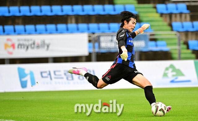 2026년 7월 18일 오후 강원도 태백종합운동장에서 열린 '제62회 추계대학축구연맹전' 결승, 한남대학교와 울산대학교의 경기.한남대 구유하 골키퍼가 킥을 하고 있다.이번 대회에는 전국 대학축구 78개 팀이 참가해 총 156경기를 치르며, 백두대간기와 태백산기 2개 리그로 나누어 예선리그와 토너먼트 방식으로 진행된다./태백=유진형 기자