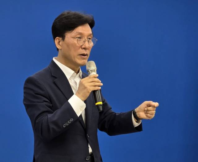 ▲더불어민주당 당권주자인 김민석 전 국무총리가 19일 오후 민주당 부산시당에서 열린 부산 권리당원 간담회에서 발언하고 있다. ⓒ연합뉴스