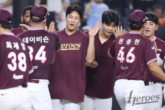 18일 선발투수 안우진(가운데)을 비롯한 키움 선수들이 기뻐하고 있다. /사진=키움 히어로즈