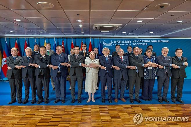 아세안 외교장관회의 (EPA 마닐라=연합뉴스) 오는 21∼23일 필리핀 마닐라에서 열리는 아세안(ASEAN·동남아시아국가연합) 외교장관회의에 참석하는 아세안 외교장관들이 20일(현지시간) 사전행사에서 손을 맞잡고 있다.