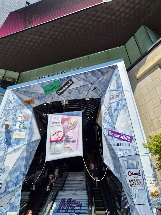더현대 오모테산도가 위치한 도큐 플라자 오모카도. 입구에서부터 대대적인 홍보를 하고 있다. (사진=김정유 기자)