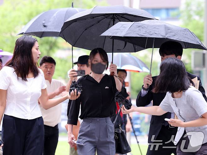 '올다르크’(올림픽공원+잔 다르크)로 불리는 30대 여성이 21일 오후 구속 전 피의자 심문(영장실질심사)을 받기 위해 서울 송파구 서울동부지방법원에 출석하고 있다.2026.7.21 ⓒ 뉴스1 박지혜 기자