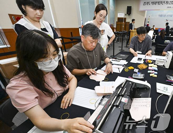 21일 경기 수원시 영통구 경기도선거관리위원회에서 열린 '성남시 제7선거구 경기도의원 선거 및 당선무효소청 투표지 검증'에서 양측 참관인들이 지켜보는 가운데 도 선관위 관계자들이 투표지 검증을 하고 있다. (공동취재) 2026.7.21 ⓒ 뉴스1 김영운 기자