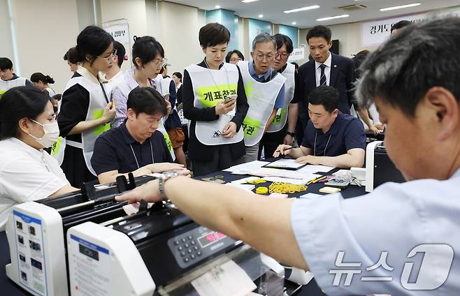 21일 경기 수원시 영통구 경기도선거관리위원회에서 열린 '성남시 제7선거구 경기도의원 선거 및 당선무효소청 투표지 검증'에서 양측 참관인들이 지켜보는 가운데 도 선관위 관계자들이 투표지 검증을 하고 있다. 2026.7.21 ⓒ 뉴스1 김영운 기자