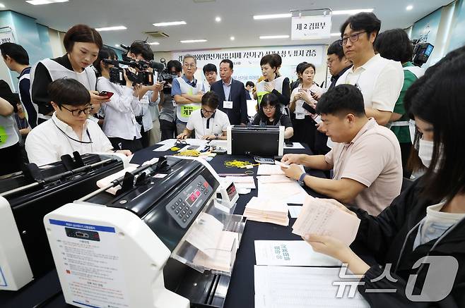 21일 경기 수원시 영통구 경기도선거관리위원회에서 열린 '성남시 제7선거구 경기도의원 선거 및 당선무효소청 투표지 검증'에서 양측 참관인들이 지켜보는 가운데 도 선관위 관계자들이 투표지 검증을 하고 있다. 2026.7.21 ⓒ 뉴스1 김영운 기자