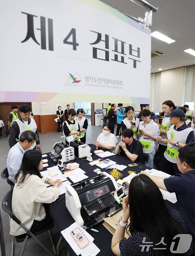 21일 경기 수원시 영통구 경기도선거관리위원회에서 열린 '성남시 제7선거구 경기도의원 선거 및 당선무효소청 투표지 검증'에서 양측 참관인들이 지켜보는 가운데 도 선관위 관계자들이 투표지 검증을 하고 있다. 2026.7.21 ⓒ 뉴스1 김영운 기자