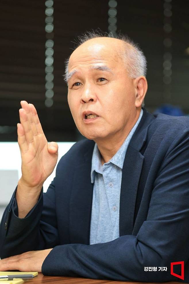 이용우 경제더하기연구소 대표가 9일 서울 여의도 경제더하기연구소 사무실에서 아시아경제와 인터뷰 하고 있다. 강진형 기자