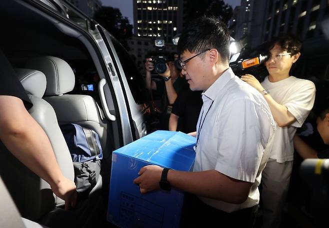 검찰 관계자들이 21일 오후 장윤기 사건 부실 수사와 증거인멸 의혹 등을 규명하기 위해 서울 서대문구 경찰청 국가수사본부에 대한 압수수색을 마친 뒤 압수품을 차량에 싣고 있다. 뉴스1화상