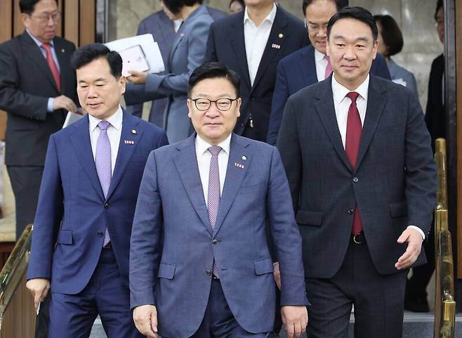 정점식 국민의힘 원내대표가 21일 오전 국회에서 열린 원내대책회의에 참석하러 입장하고 있다. 김정효 기자 hyopd@hani.co.kr