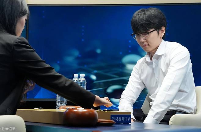 신진서 9단이 21일 서울 중구 한국경제TV 스튜디오에서 열린 쎈수학·한경 기신전 3국에서 바둑 AI 카타고(KataGo)와 대국을 펼치고 있다. 윤기훈 인턴기자