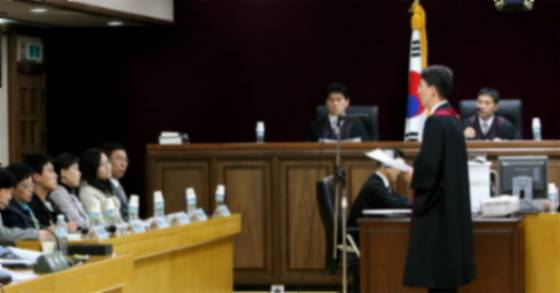 국민들이 배심원으로 재판에 참여하는 모의 국민참여재판의 모습. 김성룡 기자