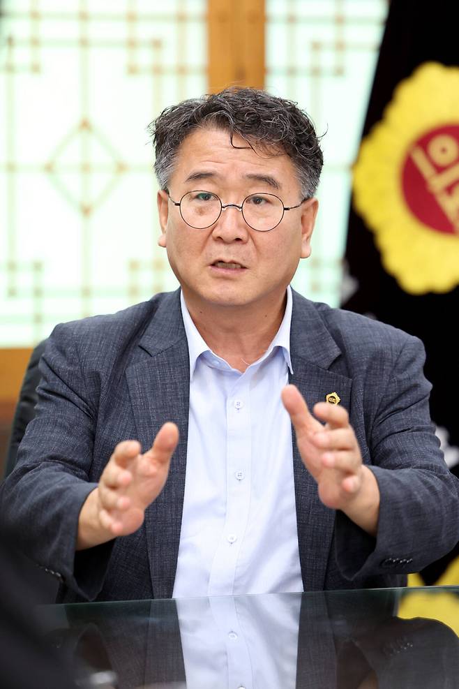 이순학 인천시의회 제1부의장(더불어민주당·검단2)이 경기일보와의 인터뷰를 통해 앞으로의 의정 활동 방향 등을 설명하고 있다. 인천시의회 제공