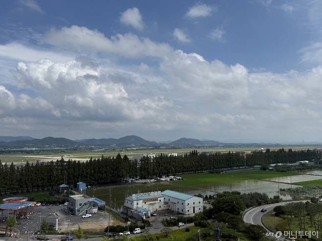 (전남광주=뉴스1) 김태성 기자 = 정부는 6일 광주 군공항 부지에 호남권 반도체 산업단지를 조성하기로 결정했다고 밝혔다. 사진은 광주 군공항 활주로와 주변 부지의 모습. 2026.7.6/뉴스1 Copyright (C) 뉴스1. All rights reserved. 무단 전재 및 재배포, AI학습 이용 금지. /사진=(전남광주=뉴스1) 김태성 기자