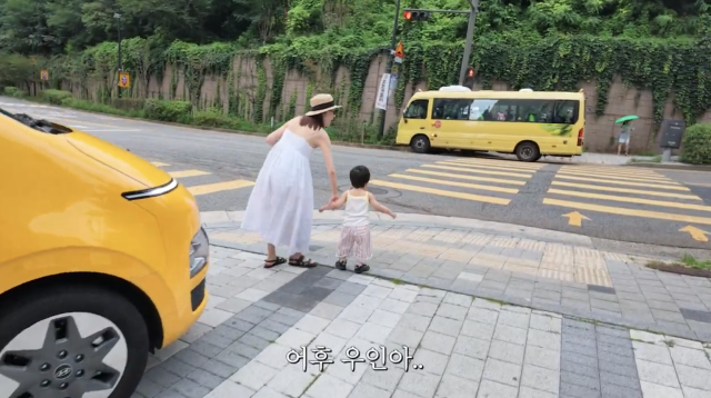 황보라가 어린 아들의 예상치 못한 행동에 놀란 뒤 미아 방지 등록에 나서는 모습을 공개했다. / 유튜브 채널 '황보라 보라이어티'