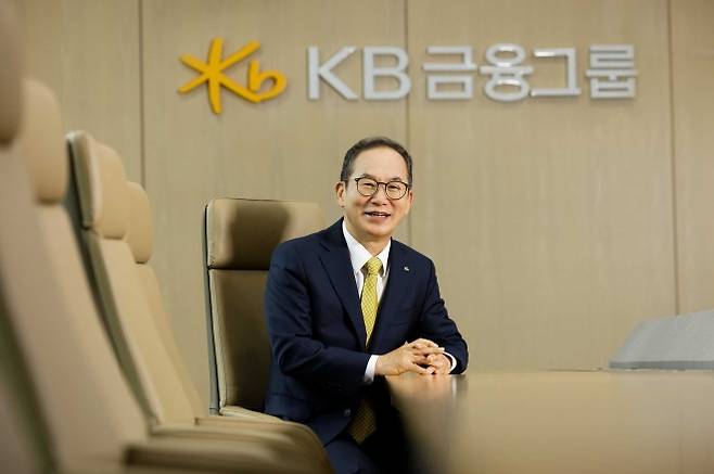 양종희 KB금융그룹 회장이 집무실에서 포즈를 취하고 있다. 양 회장은 2026년 신년사에서 “AI라는 큰 파도는 금융시장의 판을 바꿀 것이다. 과거의 관습이나 기득권에 안주하지 말고, 사업방식을 ‘전환’하고 고객·시장을 ‘확장’하라”고 강조했다. KB금융그룹 제공