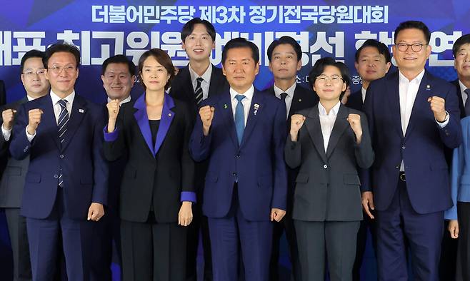 더불어민주당 김민석(앞줄 왼쪽부터)·고민정·정청래·김보미·송영길 당 대표 후보와 최고위원 후보들이 20일 서울 여의도 민주당 중앙당사 당원존에서 열린 당 대표·최고위원 예비경선 합동연설회에 참석해 기념 촬영하고 있다.ⓒ국회사진기자단