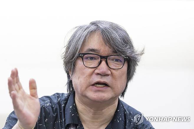 인터뷰하는 원일 예술감독 (부산=연합뉴스) 윤동진 기자 = 세계유산위원회 개회식 연출한 원일 예술감독이 20일 부산 벡스코에서 취재진과 인터뷰를 하고 있다. 2026.7.20 mon@yna.co.kr