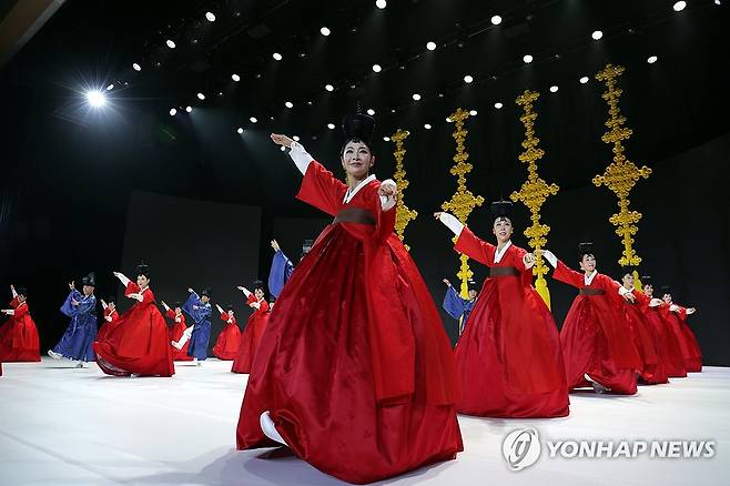 유네스코 세계유산위원회 개회식 축하공연 (부산=연합뉴스) 한상균 기자 = 19일 부산에서 이재명 대통령이 참석한 가운데 열린 제48차 유네스코 세계유산위원회 개회식에서 국립무용단의 '태평의 문' 문화공연이 진행되고 있다. 2026.7.19 xyz@yna.co.kr
