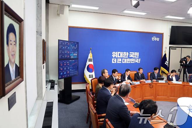 한병도 더불어민주당 당대표 직무대행 겸 원내대표가 22일 서울 여의도 국회에서 열린 최고위원회의에서 모두 발언을 하고 있다. 회의실에 노무현 전 대통령 사진이 걸려 있다. 2026.7.22 ⓒ 뉴스1 황기선 기자